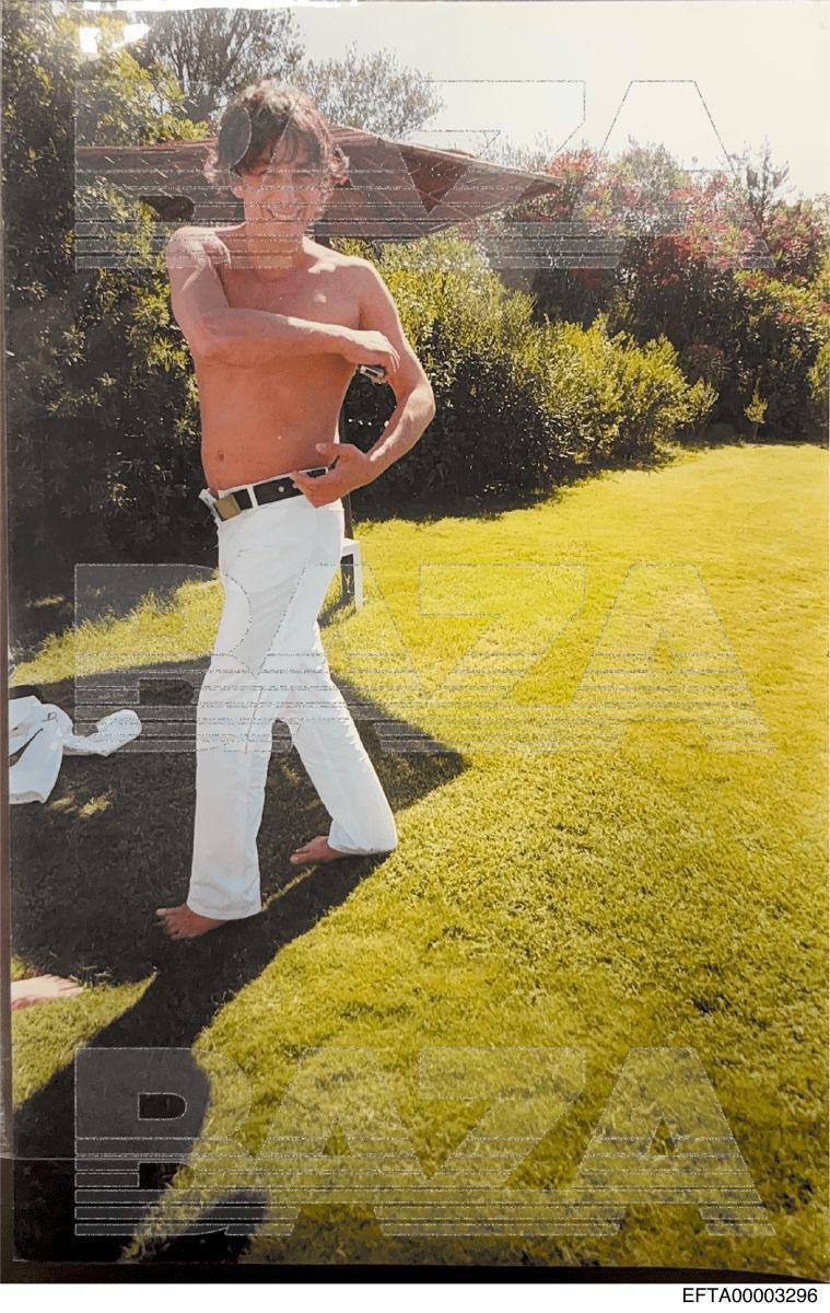 Бизнесмен Умар Джабраилов оказался в файлах Эпштейна он заявил Базе что понятия не имеет как там появился В опубликованных Минюстом США материалах по делу Джеффри Эпштейна База нашла фотографии российского предпринимателя Умара Джабраилова Бизнесмен рассказал нам что с Эпштейном действительно был знаком но не общался и дружеских отношений не поддерживал По его словам фотография предположительно была сделана в 1990 году во время занятий по каратэ Точное происхождение и место где было сделано фото Джабраилов не вспомнил Подписаться Прислать новость