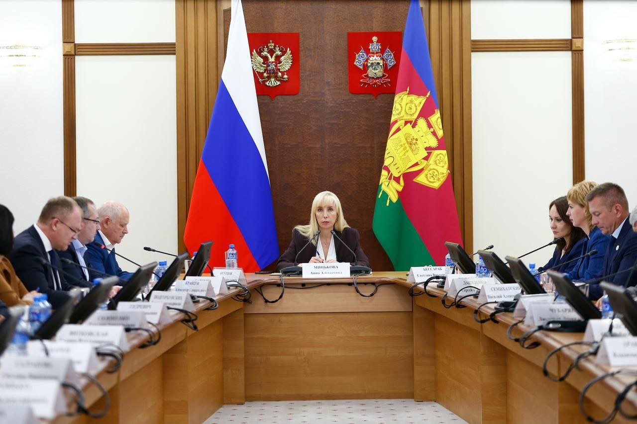 В 2026 году на социальную сферу планируют направить 365 миллиардов рублей Об этом сообщила исполняющий обязанности вице губернатора Краснодарского края Анна Минькова на заседании трехсторонней комиссии В следующем году на социальную сферу будет направлено 365 миллиардов рублей Продолжим строительство и реконструкцию соцобъектов а также усилим поддержку семей Важным остается привлечение кадров в различные отрасли экономики поэтому необходимо сохранение и даже расширение некоторых мер поддержки отметила Анна Минькова Читайте нас в МАХ
