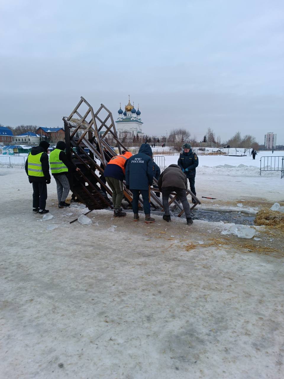 В Челябинске завершили работу купели, организованные для Крещенских купаний  За сутки их посетили 5946 человек. Происшествий не зафиксировано.    Сейчас купели демонтируют, а проруби засыпают льдом и снегом на всех пяти местах.     Экстренные службы покидают места организации купаний, поэтому убедительно просим челябинцев не рисковать и не заходить в ледяную воду без присмотра специалистов.