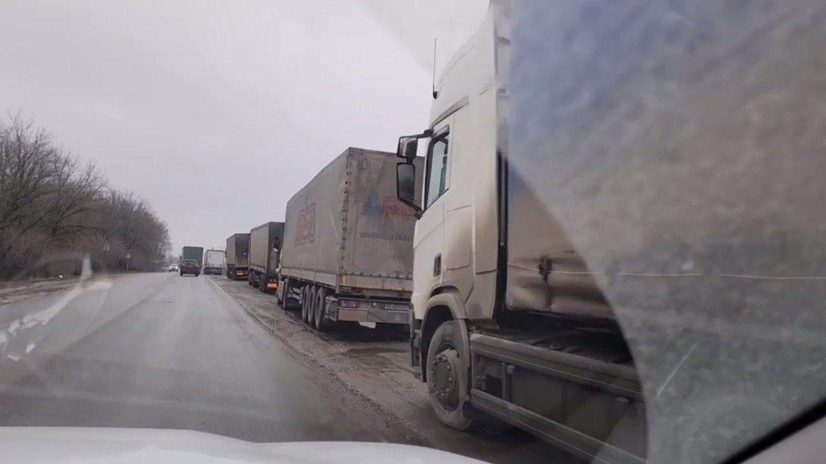 На 2 трассах в Самарской области введено временное ограничение движения для грузовиков и автобусов Согласно информации ФКУ Поволжуправтодор на двух участках автомобильных дорог федерального значения в регионе введено временное ограничение движения для маршрутных транспортных средств и грузового транспорта Ограничение действует на следующих участках   Автодорога М 5 Урал подъезд к г Ульяновску с 294 по 328 километр в Сызранском районе Протяженность ограниченного участка 34 км   Автодорога Р 241 Казань Буинск Ульяновск подъезд к г Самаре с 326 по 400 километр на территории Елховского и Красноярского районов Протяженность участка 74 км Ориентировочное время окончания действия ограничений 09 00 31 января 2026 года ГТРК Самара MAX lВК lОК lСАЙТ