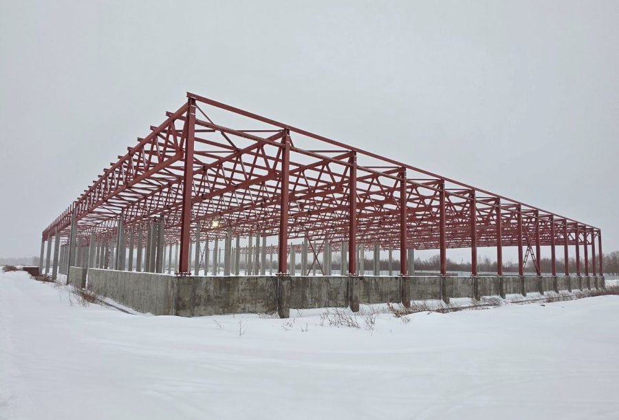 ВЭБ РФ направил первый транш в размере 1 млрд рублей на строительство современного комплекса по обращению с ТКО в Кузбассе Комплекс по обработке и обезвреживанию твердых коммунальных отходов возводится в Кемеровском муниципальном округе Ввод в эксплуатацию запланирован на IV квартал 2026 года В условиях сложной для региона финансово экономической ситуации поддержка ВЭБ РФ обеспечивает возможность реализации крупномасштабного инфраструктурного объекта призванного существенно снизить антропогенную нагрузку на окружающую среду и повысить экологическую безопасность Кроме того запуск предприятия позволит создать свыше 330 рабочих мест в неугольном секторе способствуя диверсификации региональной экономики рассказал губернатор Кузбасса Проект включает строительство автоматизированного мусоросортировочного предприятия мощностью 350 тысяч тонн ТКО в год и комплекса по обезвреживанию отходов туннели компостирования мощностью 175 тысяч тонн ТКО в год   kuzzbas ru news economy 77842 html