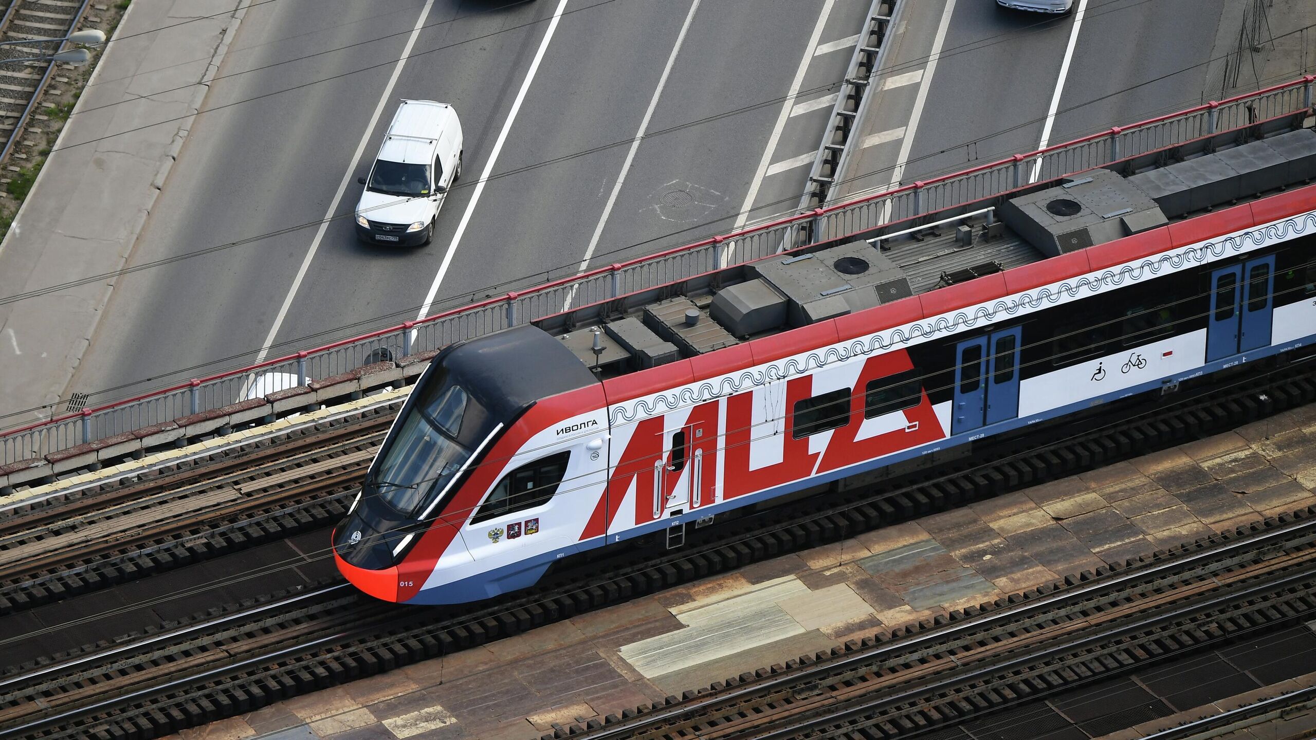 Комфортные поезда из Москвы в 6 регионов Центрального транспортного узла будут запущены до 2030 года в Калугу Тулу Владимир Иваново Смоленск и Ярославль сообщается в материалах пресс службы мэра и правительства Москвы к встрече мэра столицы Сергея Собянина с президентом России Владимиром Путиным Опыт московских центральных диаметров получит дальнейшее распространение в рамках развития Центрального транспортного узла ЦТУ крупнейшего железнодорожного узла России охватывающего 11 субъектов Федерации Москву Московскую Владимирскую Ивановскую Калужскую Костромскую Рязанскую Смоленскую Тверскую Тульскую и Ярославскую области В рамках первой очереди программы до 2030 года планируется запуск дополнительных комфортных поездов в Калугу Тулу Владимир Иваново Смоленск и Ярославль говорится в материалах