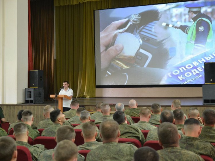 Военным в Волжском напомнили Правила дорожного движения В Волжском состоялась встреча со служащими войсковой части № 73420, посвященная вопросам безопасности на дорогах и пожарной безопасности. В мероприятии приняли участие инспектор по пропаганде БДД Госавтоинспекции по городу Волжскому и сотрудники ПСЧ-32 5 ПСО ФПС ГПС ГУ МЧС России по Волгоградской области. Как сообщили Волжский.ру в Госавтоинспекции, полицейский напомнил курсантам о необходимости соблюдения ПДД, в том числе предоставления преимущества в движении пешеходам на пешеходных переходах. Он также обратил особое внимание на необходимости соблюдения скоростного режима, правил перевозки несовершеннолетних. Кроме того военным упомянули и о соблюдении ПДД пешеходами. Подробнее на Волжский.ру: #ВолжскийРу #волжский #vlz