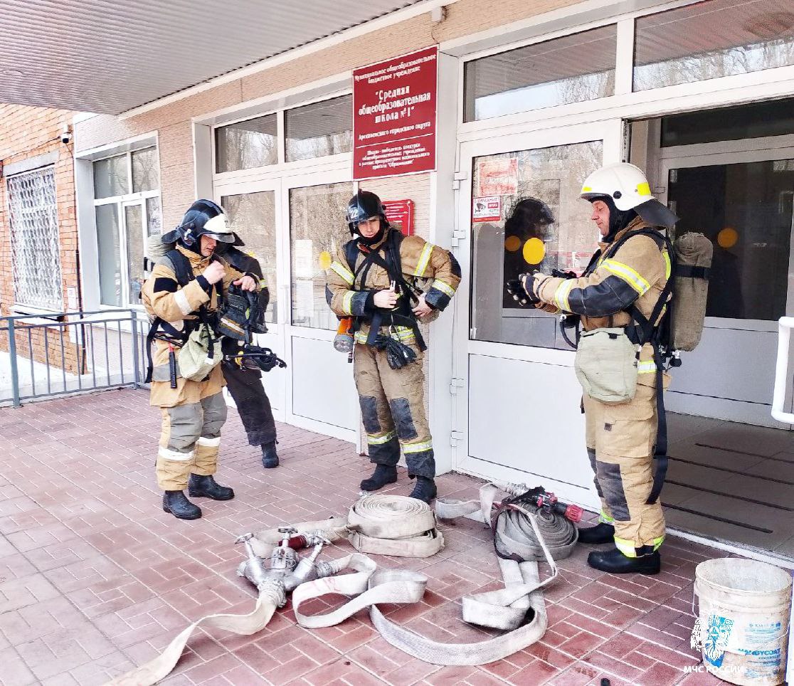 В Арсеньеве огнеборцы 2 дня тушили "возгорание" в школе В первый день горел учебный кабинет, а на следующий - учительская, причина – короткое замыкание электропроводки. Такова была легенда пожарно-тактических занятий в средней образовательной школе №1. Сработала пожарная сигнализация - учителя и персонал вывели детей из здания. Прибывшие огнеборцы 5-ого пожарно-спасательного отряда провели разведку. Убедившись в отсутствии в задымленном здании людей, ликвидировали условный пожар. В мероприятии приняло участие 12 огнеборцев и 2 единицы техники МЧС России. МЧС России об алгоритме действий при пожаре в школе: сохраняй спокойствие и слушай учителя; в дыму закрой лицо мокрым полотенцем, носовым платком или ватно-марлевой повязкой; без паники, в составе группы иди к выходу в безопасную зону; если дыма становится больше - передвигайся пригнувшись или ползком; Главное: слушай педагога, не теряй спокойствия и будь готов к действиям. Телефоны спасения: "101" или "112" #БудниМЧС