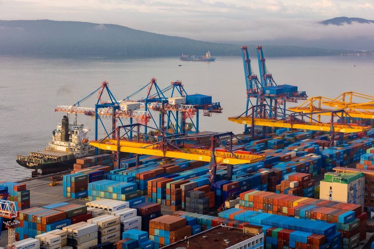 FESCO Новые санкции Евросоюза не повлияют на основную деятельность компании Санкции Евросоюза введенные 23 октября 2025 года в отношении ПАО Дальневосточное морское пароходство ДВМП головная компания транспортной группы FESCO существенно не повлияют на основную деятельность Группы которая в первую очередь сосредоточена на внешнеторговых контейнерных перевозках с дружественными государствами а также на внутрироссийских направлениях Об этом сообщает пресс служба транспортной группы FESCO предприятие в контуре управления госкорпорации Росатом Сервисы продолжают работать в штатном режиме без каких либо изменений говорится в сообщении Как сообщало ранее ИАА ПортНьюс страны члены Европейского союза одобрили 19 й пакет санкций против Российской Федерации который в том числе включает запрет на импорт российского сжиженного природного газа СПГ расширяет список так называемого теневого флота до 558 судов и др