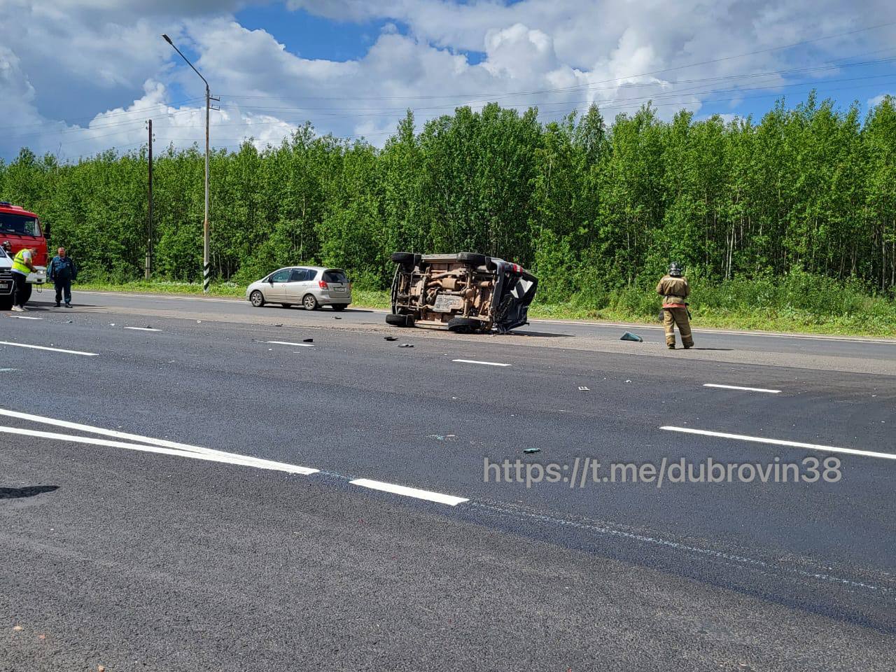 Пассажирский автобус врезался в УАЗ и вылетел с трассы На трассе «Вилюй» в Братске произошло ДТП с участием пассажирского автобуса и автомобиля УАЗ, сообщил в своем телеграм-канале мэр Александр Дубровин. По его данным, автобус после столкновения съехал на обочину и снес несколько деревьев. В салоне находились 30 человек — информация о пострадавших уточняется.