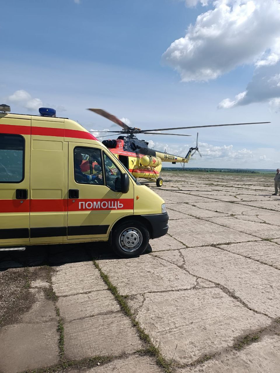 Малыша с врожденной патологией сердца вертолетом доставили из Саратова в Пензу В энгельсском перинатальном центре родился ребенок с врожденной патологией сердца. После обследования врачи приняли решение об экстренной коррекции порока в кардиологическом центре Пензы. Для этого задействовали вертолет санитарной авиации. Это позволило сократить время медицинской эвакуации с 4 часов до 1 часа. В сопровождении детского реаниматолога новорожденный своевременно доставлен и передан кардиохирургам, полет малыш перенес хорошо, — рассказали медики Саратовской областной детской клинической больницы. Прислать новость
