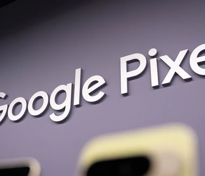 Google удвоила продажи Pixel и обогнала Apple с Samsung по темпам роста на рынке Бренд Pixel наконец то выстрелил По данным Counterpoint Research в первой половине 2025 года продажи смартфонов компании Google выросли на 105 по сравнению с тем же периодом 2024 го Это сделало Pixel самым быстрорастущим брендом в премиум сегменте устройства дороже 600