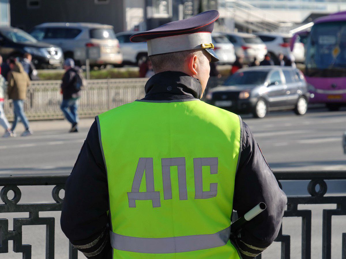 Полицейский в Верхней Пышме получил 8 лет колонии за взятки   Инспектор ГИБДД брал взятки от кандидатов в водители за успешную сдачу экзаменов на права. У старшего лейтенанта полиции было два соучастника, один из них — инструктор по вождению. Посредники подыскивали тех, кто как минимум дважды не смог сдать практический экзамен.  «Один из соучастников должен был находиться во время экзамена на заднем пассажирском сиденье и давать подсказки, как правильно выполнить маневр и не допустить ошибку»,  — рассказали в прокуратуре.  Так, например, прошлым летом инспектор и инструктор помогли кандидату сдать экзамен несмотря на то, что тот грубо нарушил ПДД и чуть не устроил аварию прямо на экзамене. Но кандидат успешно получил права, за что отдал 40 тысяч рублей. Сумму поделили между собой инспектор и его знакомые. «Из указанной суммы 15 тыс. рублей через посредника получил инспектор, 25 тыс. рублей были распределены между двумя другими соучастниками», — добавили в прокуратуре.  В деле полицейского ещё две взятки по 15 тысяч.  Материалы по соучастникам выделили в отдельное производство, а взяткодатели избежали уголовной ответственности «в связи с деятельным раскаянием».   Сегодня Верхнепышминский городской суд назначил инспектору ГИБДД 8 лет колонии общего режима, со штрафом в размере 600 тыс. рублей. Его лишили специального звания старший лейтенант полиции и взяли под стражу в зале суда.  Телеграм-канал   Поддержать Подписаться Прислать новость 18+
