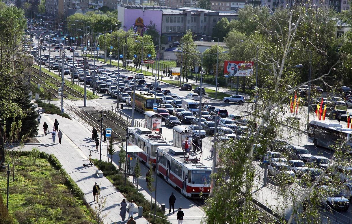 В Самаре оштрафовали участников свадебного кортежа, незаконно перекрывших улицу  В Самаре свадебный кортеж перекрыл движение по ул. Ново-Садовой, затруднив движение транспорта. Инцидент быстро разошелся в мессенджерах, что вызвало общественный резонанс.   «Судя по видео из Самары, где абу-хамы перекрыли улицу для того, чтобы по кайфу потанцевать лезгинку, это одна из главных магистралей города — Ново-Садовая, причем недалеко от поворота к резиденции губернатора», — отреагировал на происшествие депутат Госдумы РФ Михаил Матвеев, пообещавший сделать запрос в случае отсутствия реакции на инцидент со стороны правоохранительных органов.   Уже после реакции парламентария в ГУ МВД России по Самарской области сообщили, что установили и привлекли к ответственности водителей 11 машин из кортежа. Им вменили нарушение статьи 12.33 КоАП РФ за умышленное создание помех движению и полное перекрытие дороги. Также начато расследование в отношении лиц, находившихся на проезжей части без цели перехода, что подпадает под статью 12.29 КоАП РФ.  Также проведены разъяснительные беседы о недопустимости подобных нарушений.