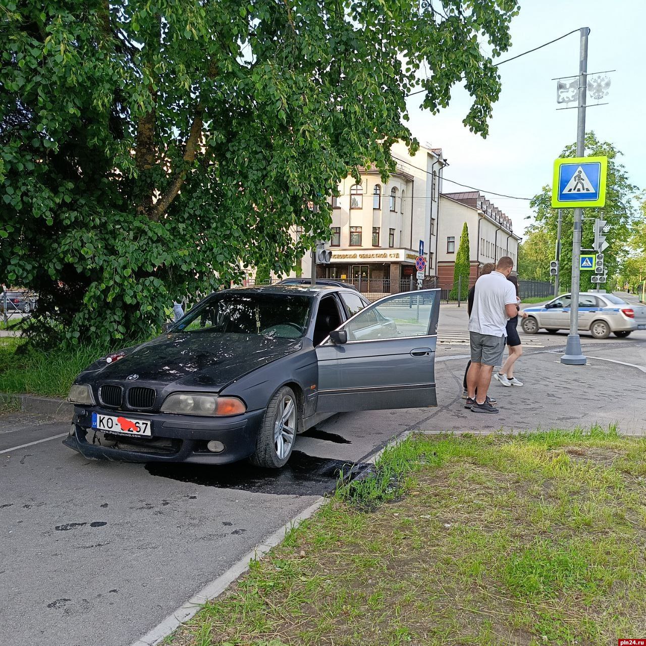 Три человека пострадали в ДТП с двумя BMW у здания областного суда в Пскове Два BMW столкнулись на перекрёстке улиц Петровской и Розы Люксембург в 18:20. Один из водителей двигался по улице Розы Люксембург, второй - по улице Петровской.