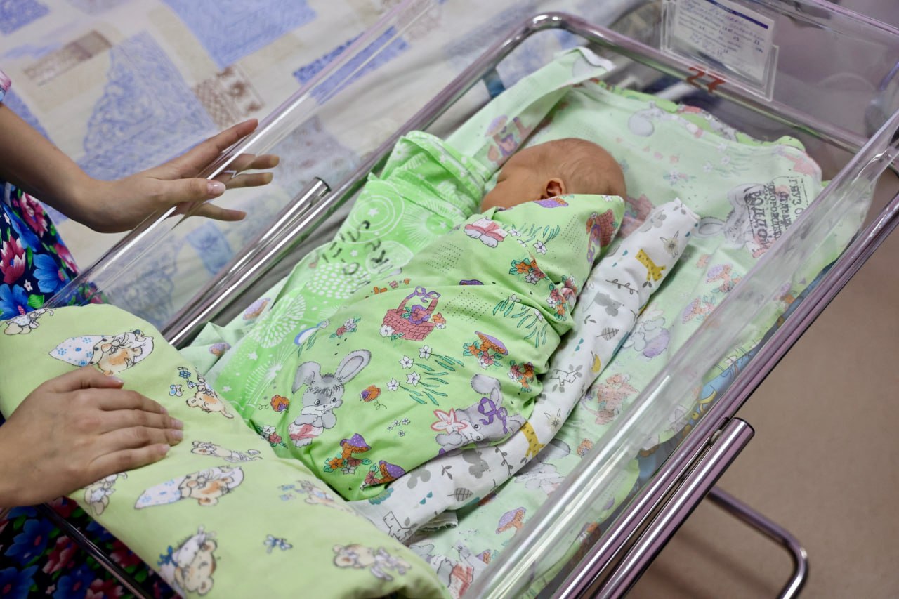 Жительница Челябинска стала мамой в 12 й раз Роддом Городской клинической больницы 6 стал уже родным для многодетной семьи Виницких У Екатерины и Андрея родился 12 й ребенок Мальчика назвали Александром 12 ребенок в семье Виницких появился на свет 27 октября Вес мальчика составил 2 килограмма и 780 граммов В первые минуты после родов многодетная мама сказала Каждый раз как в первый Все старшие братья и сестры маленького Саши тоже появились на свет в роддоме ГКБ 6 Такие традиции и безоговорочное доверие особая ценность для нас подчеркнули в роддоме Желаем мальчугану богатырского здоровья а дружной семье гармонии и счастья Подписаться на vecherchel   Голосовать за канал