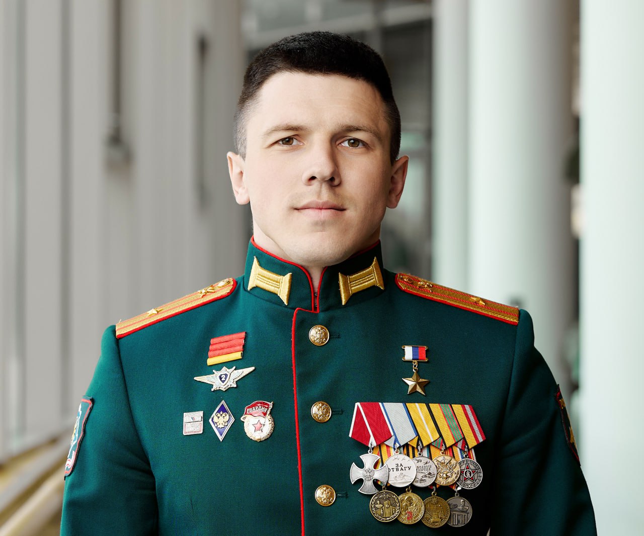 Герой Российской Федерации Владимир Александрович Манохин назначен на должность заместителя министра спорта Республики Крым Владимир Александрович участник региональной кадровой программы Герои Крыма которая реализуется в рамках федеральной программы Время героев разработанной по поручению Президента Владимира Владимировича Путина В Министерстве спорта РК он будет обеспечивать контроль развития в Республике Крым паралимпийских и сурдлимпийских видов спорта принимать участие в реализации государственной политики в сфере развития адаптивного спорта и других направлениях деятельности министерства Уверен что лидерские качества проявленные на фронте помогут Владимиру Александровичу выстроить эффективную работу в новой должности