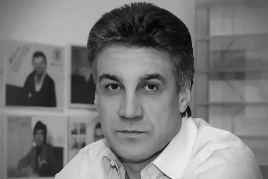 Умер ведущий программы Человек и закон Алексей Пиманов Ему было 64 года Алексей Пиманов родился 9 февраля 1962 года в Москве получил образование в Московском техническом университете связи и информатики а затем окончил факультет журналистики МГУ С середины 1980 х годов связан с телевидением начинал в качестве видеоинженера и оператора позже стал ведущим программы Ступени специальным корреспондентом телекомпании ВИD и автором цикла За кремлёвской стеной В 1990 е годы занялся продюсерской деятельностью участвовал в создании и развитии спортивных и общественно политических проектов среди которых Футбольное обозрение Семь дней спорта Новости спорта а также правовая программа Человек и закон которую Пиманов впоследствии стал вести сам С 1996 по 2010 год возглавлял телекомпанию Останкино производившую контент для Первого канала продолжая при этом работать в кадре как ведущий Человека и закона и автор документального цикла Кремль 9 Причина смерти проблемы с сердцем