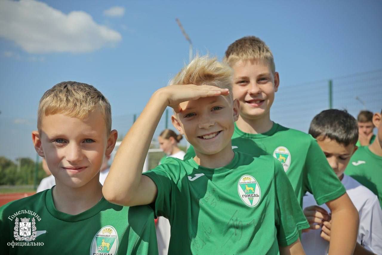 На зимних каникулах в области будут работать 398 лагерей дневного пребывания Для ребят организуют полезный и разнообразный отдых Воспитательно оздоровительные лагеря охватят более 9000 школьников Гомельщины В них подготовлен широкий спектр профилей для досуга это позволит удовлетворить различные интересы детей Лагеря созданы как на базе школ так и в районных инженерных ресурсных центрах центрах творчества детей и молодежи На каникулах запланирована ежедневная работа кружков экскурсии спортплощадки Вся информация о работе лагерей размещена на официальных сайтах и в соцсетях учреждений образования