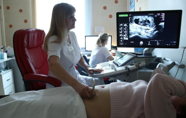 В России начали резать выплаты беременным несовершеннолетним. Пока только в Омской области Губернатор Омской области Виталий Хоценко подписал указ, который «корректирует» получение выплаты в 100 тысяч рублей за беременность: теперь право на нее имеют лишь студенты вузов. Учащихся колледжей и техникумов исключили из программы поддержки. В других российских регионах вопрос о выплатах беременным учащимся средних образовательных учреждений обсуждается по-разному. В Алтайском крае сам документ сформулирован так, что под него могут попасть и студентки, и школьницы. При этом министерство соцзащиты региона сообщило, что приоритет отдается студенткам, особенно совершеннолетним, поскольку цель — поддержка «молодых студенческих семей». Однако, по мнению ведомства, исключение беременных школьниц из программы было бы «нецелесообразно». В Петербурге Заксобрание уже приняло законроект о выплатах беременным студенткам и школьницам, предложенный губернатором Александром Бегловым. Часть депутатов выступила против. Представительница «Яблока» Ольга Штанникова сообщила, что ее фракция подготовила поправки, согласно которым все получательницы выплаты должны быть совершеннолетними, и среди них не должно быть учениц школ. ↩ Кроме упомянутых регионов, уже ввели выплаты по беременности несовершеннолетним учащимся и другие субъекты, отмечало издание 7×7 . Это Брянская, Орловская, Кемеровская, Воронежская, Тверская, Калужская области, а также Чувашия. В еще ряде случаев указывается, что выплаты положены обучающимся всех образовательных организаций, без отдельного указания на общеобразовательные. Четыре региона установили выплаты для учениц техникумов и колледжей, где также обучаются несовершеннолетние: это Ставропольский край, Удмуртия, Тамбовская и Пензенская области. Минюст считает «иноагентом»