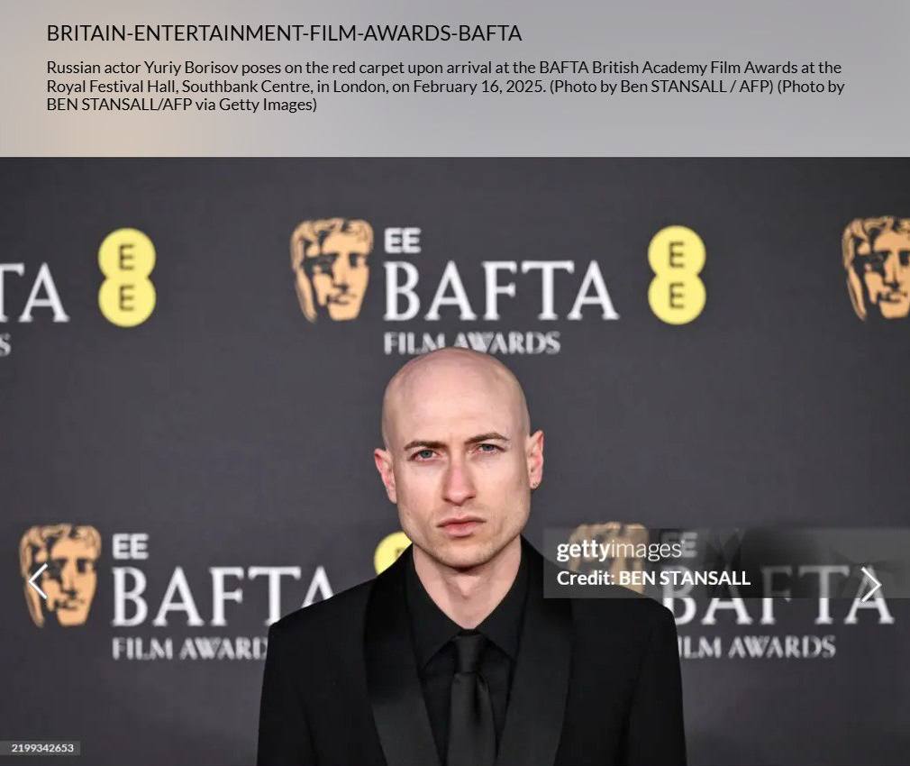 На премии BAFTA журналисты перепутали Юру Борисова с композитором «Бруталиста» Дэниэлом Блумбергом. Причина — они оба лысые.  В фотобанке Getty Images фотограф Бен Станселл в описании под изображением с Блумбергом указал, что перед камерами позирует Борисов.