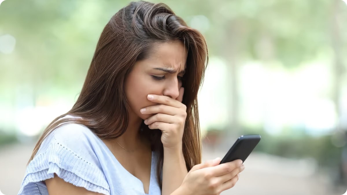 Пассивный скроллинг: ученые выяснили, какое "общение" со смартфоном портит нам настроение больше всего Исследователи из Копенгагенского университета, изучив цифровое поведение почти 10 тысяч человек, выяснили, что раздражение и плохое настроение зависят не от устройства и даже не от времени, проведенного в Сети, а от того, чем в этой самой Сети занимаемся. Наиболее раздражающим для большинства времяпрепровождением стало одиночное и бесцельное пролистывание соцсетей. А вот общение с помощью гаджета или просмотр видео такого негативного отклика не вызывают. Ученые призывают не демонизировать свои привычки, а найти здоровый баланс между занятиями – это, по их мнению, приведет к цифровому благополучию. А у вас портится настроение при просмотре соцсетей?