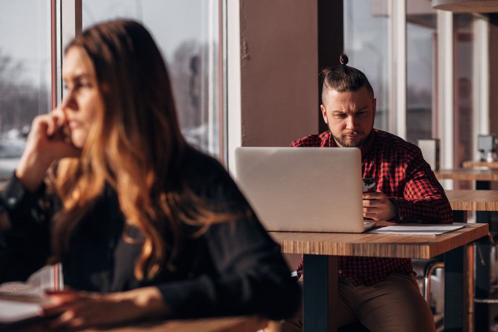 Каждый девятый приморец страдает от брани коллег на рабочих созвонах Аналитики платформы МТС Линк изучили как жители Приморья относятся к рабочим онлайн встречам и выяснили что их раздражает в процессе деловых коммуникаций По данным исследования 76 приморцев положительно оценили рабочие коммуникации и их структурированность Однако более трети опрошенных отметили что из за отсутствия единых правил взаимодействия возникают сложности при общении с коллегами Основные трудности на рабочих встречах вызваны самими участниками многие сотрудники не сосредоточены и часто отвлекаются в течение созвонов Именно недостаточная вовлеченность коллег во время онлайн встреч раздражает почти четверть опрошенных 12 приморцев нервничают когда коллеги едят и курят во время звонков А по 11 пребывают в ступоре из за отсутствия включенных камер и нецензурной брани коллег Наиболее частым источником раздражения во время переписки в мессенджерах стало длительное ожидание ответа от коллег и несвоевременное чтение сообщений по 25 Deitaru