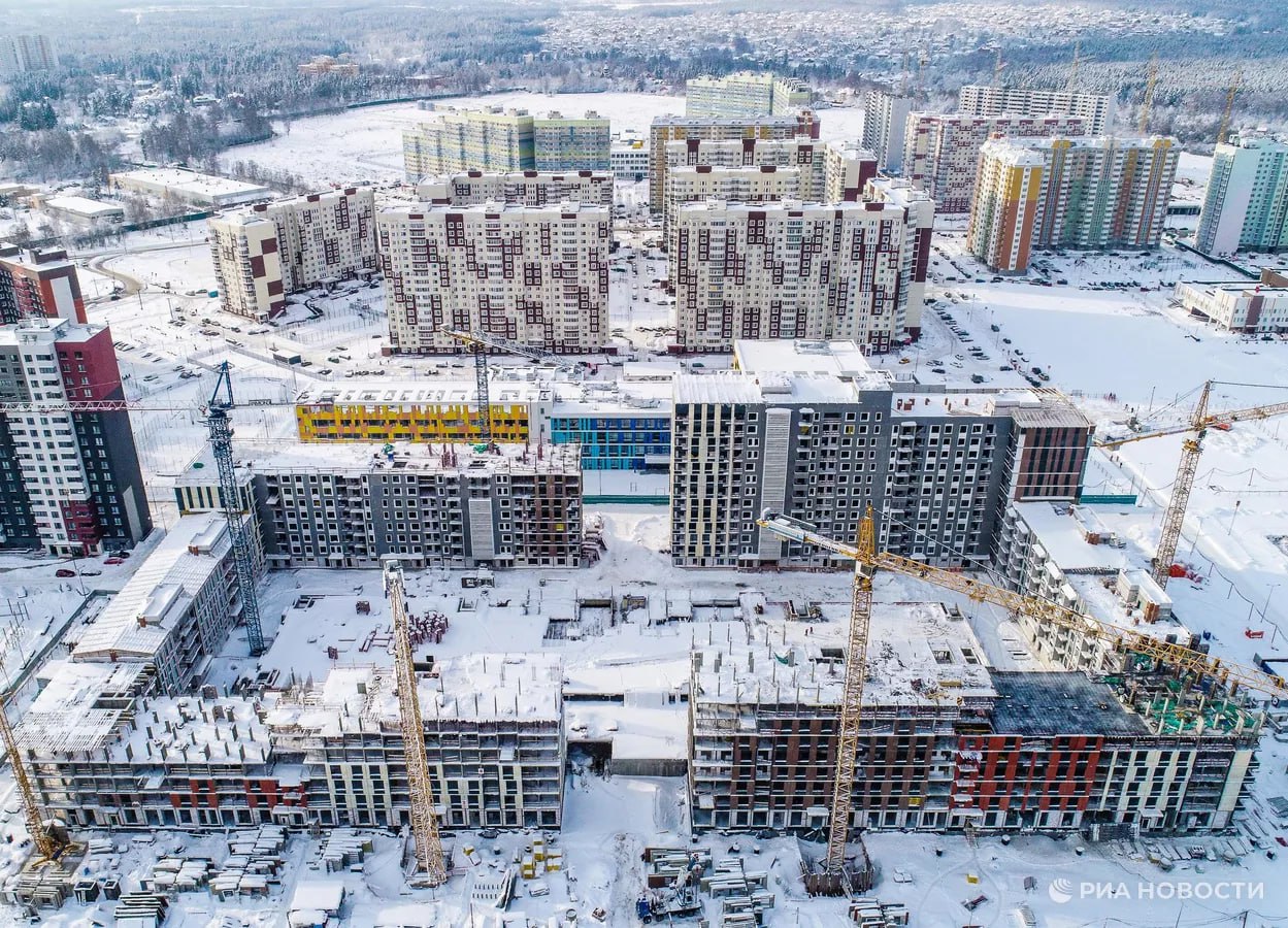 В Москве Казани Сочи и Севастополе в этом году не осталось квартир в новостройках стоимостью менее 5 млн рублей подсчитали аналитики Циана Мало таких вариантов также во Владивостоке Хабаровске Нижнем Новгороде Барнауле Петербурге и Московской области 1 4 от всего предложения на рынке Иная же ситуация наблюдается в Ульяновске Оренбурге Ярославле и Ставрополе в указанный бюджет укладывается от 39 до 53 новостроек В среднем же по крупным российским городам доля квартир стоимостью до 5 млн рублей в новостройках составляет порядка 15 Год назад этот показатель был в районе 20 Подписаться на РИА Новости экономика Все наши каналы