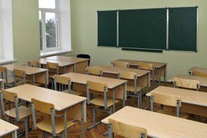 Школа заплатила ученику 150 тысяч рублей за сломанный палец Ученик одной из петербургских школ получил компенсацию за сломанный палец Травму он получил на перемене Петербурженка обратилась в прокуратуру Невского района с просьбой проверить исполнение законодательства об охране жизни и здоровья несовершеннолетних Она сообщила что в марте текущего года ее 10 летний сын во время перемены бегал по коридору и неудачно споткнулся об угол парты В результате мебель упала ему на правую ногу В травмпункте у школьника диагностировали закрытый перелом одного из пальцев стопы Из за этого мальчик целый месяц не мог ходить в школу После проверки обстоятельств инцидента прокурор подал в суд иск с требованием взыскать с образовательного учреждения в пользу ребенка компенсацию морального вреда Требования прокуратуры удовлетворены в пользу семьи пострадавшего школьника взыскано 150 тыс рублей сообщили в пресс службе горпрокуратуры