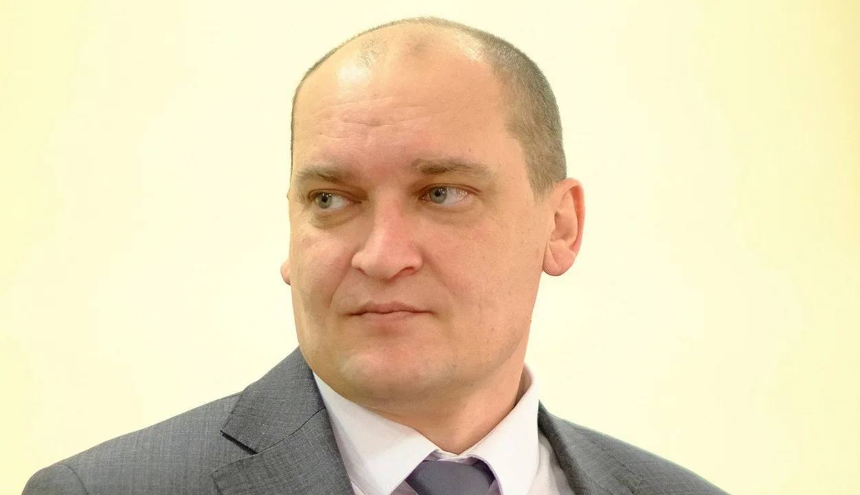 Министр энергетики и ЖКХ Владимир Климентовский покидает «серый дом»   Об этом только что на пленарке озвучил премьер-министр Михаил Сандалов: «Исполнять обязанности министра будет Алексей Журавлев».   Глава региона наградил экс-министра Почетной грамотой Губернатора Кировской области.