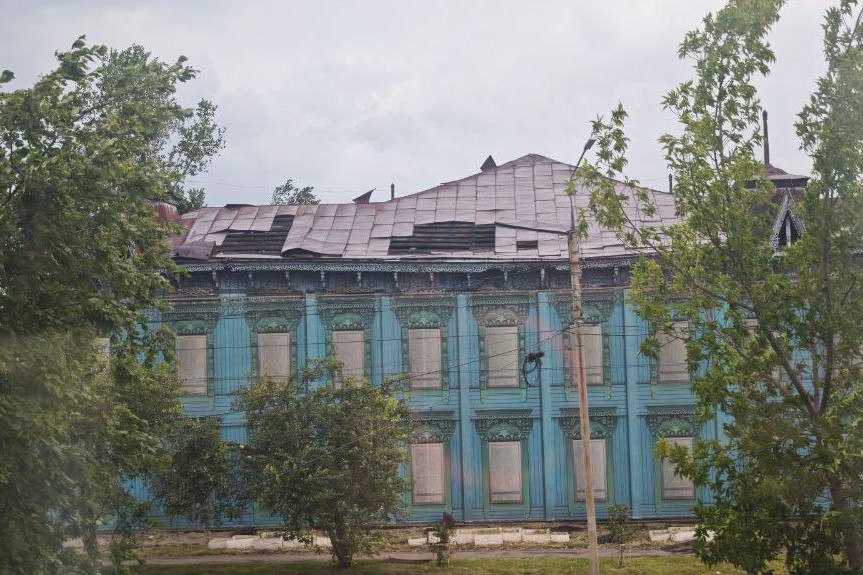 Последствия шторма: в Приангарье около 5 тысяч объектов остаются без света С 20 на 21 июля через ряд районов Иркутской области прошёл мощный штормовой фронт. В Зиминском районе порывы ветра достигали 28 м/с, в других — от 15 до 20 м/с. Стихия оставила без света 91 населённый пункт в шести муниципальных образованиях, включая Зиму, Зиминский, Куйтунский, Балаганский, Заларинский и Аларский районы. Повалено 18 деревьев и 17 опор ЛЭП. Больше всего разрушений — в Зиме и Зиминском районе. Видео и фото «Саянск. Зима» IrkutskMedia Прислать новость