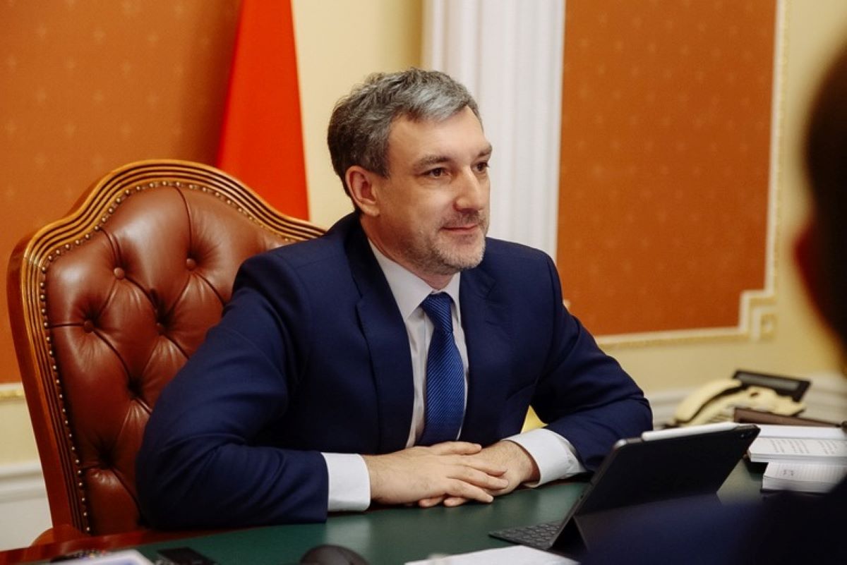 Амурской области требуется 70 млрд рублей на ремонт объектов ЖКХ Губернатор Амурской области Василий Орлов заявил что на ремонт всех объектов коммунальной инфраструктуры в регионе требуется около 70 млрд рублей А износ 1 839 объектов коммунальной инфраструктуры 975 более 50 превышает 60 В 2025 году на модернизацию коммунальной инфраструктуры в Амурской области направлено около 2 млрд рублей значительная часть средств более 452 млн рублей инвестирована в инфраструктуру Благовещенска Всего по области реализованы 294 мероприятия включая замену 108 котлов и 17 дымовых труб обновление около 30 километров инженерных сетей ремонт 27 котлов и пяти водонапорных башен Также были пробурены четыре новые скважины построены четыре блочно модульные котельные и установлены насосные станции второго подъёма Работа по модернизации коммунального хозяйства в регионе будет продолжена и в 2026 году Приамурье