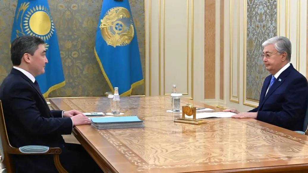 Токаев поручил Кабмину представить план по корректировке экономических реформ до конца недели Президент поставил задачу перед премьер министром Олжасом Бектеновым Кабмин должен внести конкретные предложения по упорядочению реализации программы реформ в экономике План должен включать меры поддержки МСБ улучшение инвестиционного климата и оздоровление экономики Как отметил советник президента Руслан Желдибай Токаев считает что ключевые параметры нынешней экономической политики соответствуют стратегическим интересам страны kursivm kursiv news