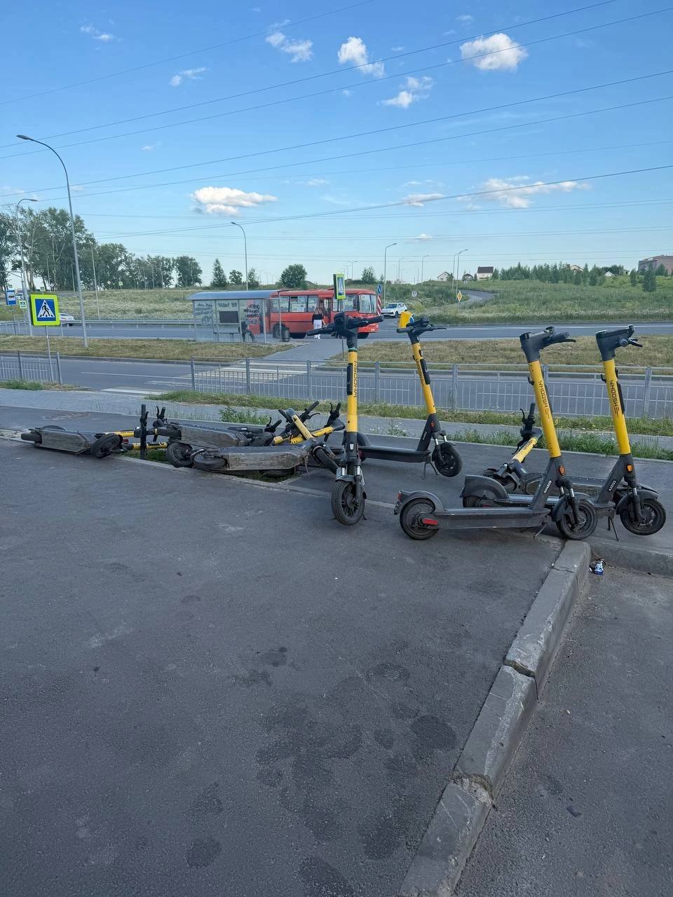 Самокаты в Нижнем Новгороде уберут но только до следующего сезона Аренду самокатов прекратят согласно соглашению между администрацией и операторами СИМ Как рассказали ГТРК Нижний Новгород в департаменте транспорта и дорожного хозяйства администрации Нижнего Новгорода сезон проката период в течение которого операторы вправе предоставлять СИМ пользователям должен заканчиваться не позднее 15 октября дождался было удобно Прислать новость Главные новости региона Telegram MAX