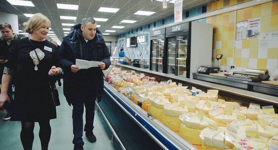 Хинштейн проверил цены на продукты и нашел несоответствия с докладами чиновников  Например, яйца  с 108 до 123 рублей , лук  с 31 до 44 руб , огурцы  цена выросла со 190 до более 200 руб   Ситуация в целом лучше: на многие социально значимые товары цены ниже или соответствуют данным Росстата.