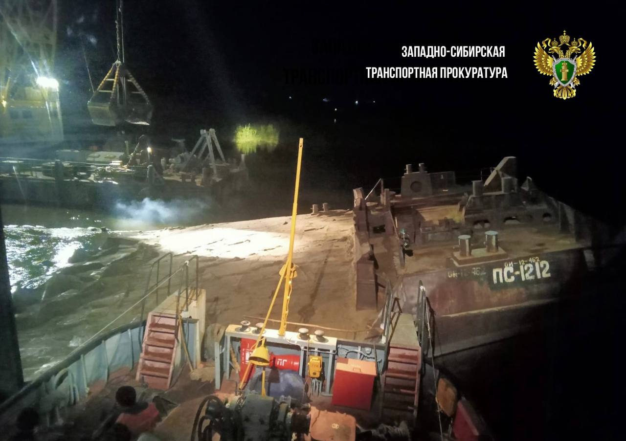 В Омской области транспортной прокуратурой выясняются обстоятельства повреждения баржи на реке Иртыш По предварительным данным, 10.05.2025 около 21 часа местного времени на реке Иртыш при проведении работ по погрузке песка произошло повреждение судна и его частичное подтопление. Причины и обстоятельства произошедшего устанавливаются. Омской транспортной прокуратурой проводятся надзорные мероприятия на предмет исполнения законодательства о безопасности эксплуатации водного транспорта. Также транспортным прокурором взяты на контроль ход и результаты доследственной проверки по признакам преступления, предусмотренного ст. 216 УК РФ нарушения правил безопасности при ведении иных работ . #ОМСКАЯОБЛАСТЬ #ПРОИСШЕСТВИЕ