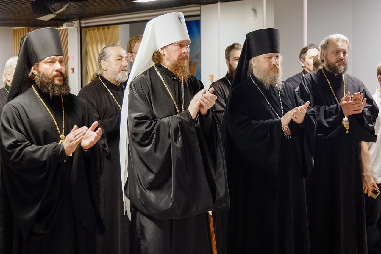 В Челябинске открылась выставка, посвященная патриарху Тихону Сегодня в мультимедийном парке «Россия – Моя история» открылась выставка «100-летие подвига новомучеников и исповедников Российских при изъятии святынь». Открытие посетили митрополит Челябинский и Миасский Алексий, епископ Магнитогорский и Верхнеуральский Зосима и епископ Троицкий и Южноуральский Павел. Экспозиция посвящена периоду 20-30-х годов ХХ века, когда происходили массовые гонения на духовенство и верующих. Раздел выставки посвящен Всероссийскому Поместному Собору 1917–1918 годов, на котором был избран святитель Тихон, первый Патриарх после Синодального периода. Открывая выставку, секретарь Челябинской епархии протоиерей Игорь Шестаков отметил, что прибытие ковчега с мощами святителя Тихона 11 июня – большое событие для Челябинской митрополии. На открытии выставки спел Архиерейский мужской хор. Протоиерей Игорь Шестаков выступил с лекцией «Русская Церковь в годы патриарха Тихона». Выставка будет работать по 15 июня.