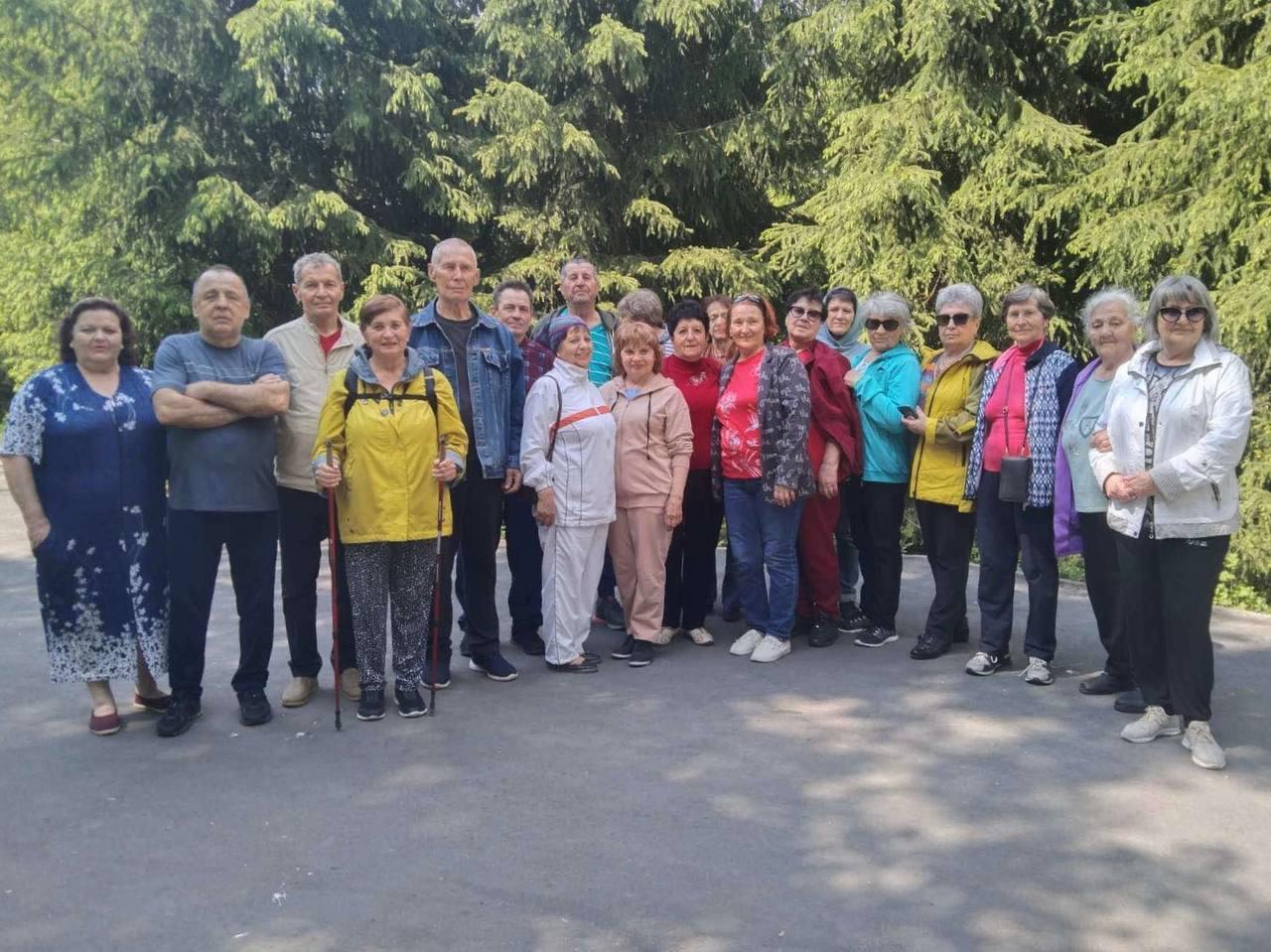 В Ульяновской области для представителей старшего поколения пройдут летние смены «Серебряные каникулы»  Летние смены пройдут на базе соцучреждений Димитровграда, Базарносызганского и Вешкаймского районов, они будут длиться по три дня. Для участников подготовлена спортивная, творческая, культурно-оздоровительная программа. Всего в сменах примут участие более 300 человек.  Средняя продолжительность жизни в регионе постепенно увеличивается. Мы организуем разнообразные мероприятия для людей старшего возраста, помогает нам в этом национальный проект «Семья» и региональная программа «Активное долголетие». Летние смены «Серебряные каникулы» станут местом отдыха, оздоровления и творчества для людей старшего возраста.  — отметил министр социального развития Ульяновской области Дмитрий Батраков.