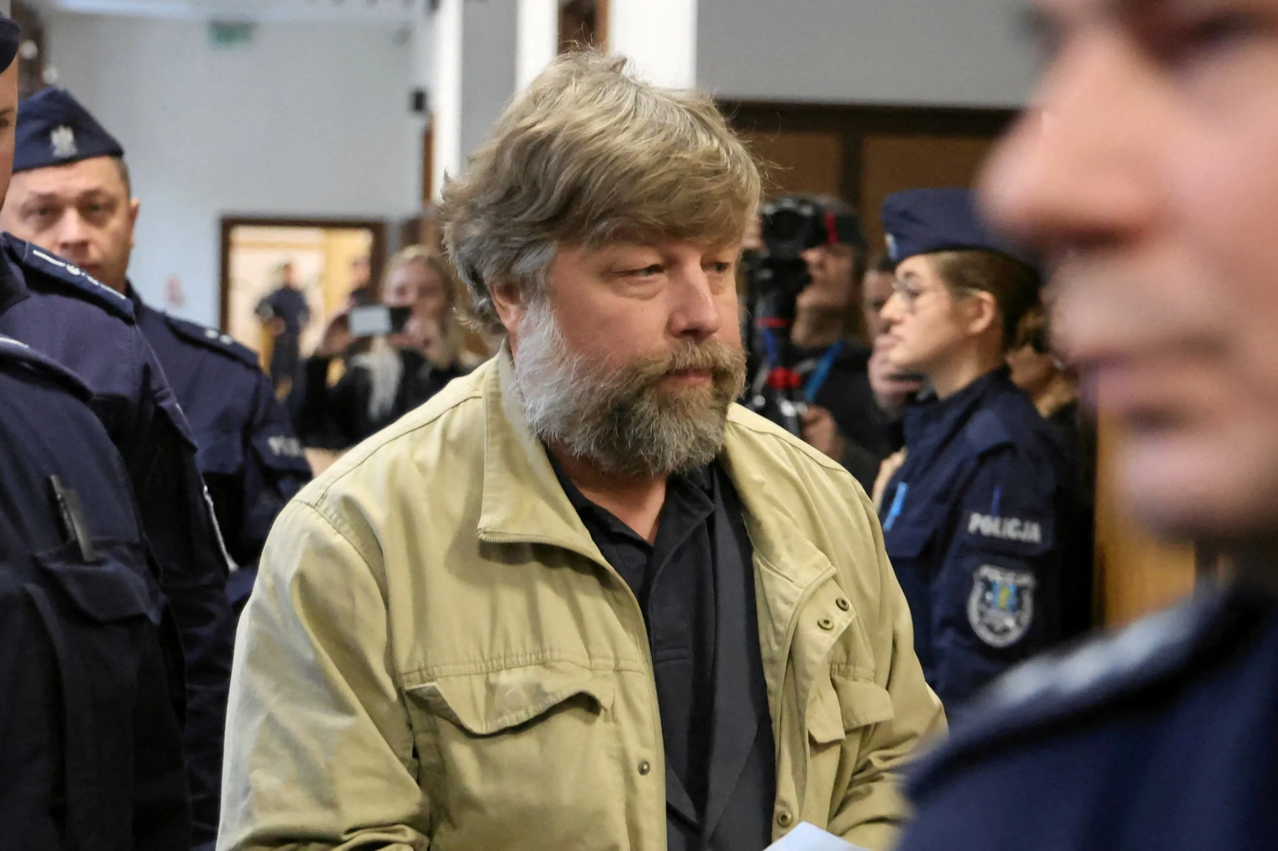 Археолога Бутягина освободили Петербургского археолога Александра Бутягина освободили в рамках обмена заключенными между Польшей и Беларусью Александра Бутягина задержали 4 декабря в Варшаве по запросу Украины Там его обвиняют в незаконных археологических работах в аннексированном Крыму украинская сторона вскоре подала запрос об экстрадиции ученого Организатором экспедиции которая стала поводом для преследования Бутягина был Эрмитаж 18 марта польский суд постановил экстрадировать Бутягина в Украину Защита пыталась обжаловать это решение Все время процесса Бутягин находился в заключении в Польше Фото Reuters Больше важного про Петербург в телеграм канале Бумаги