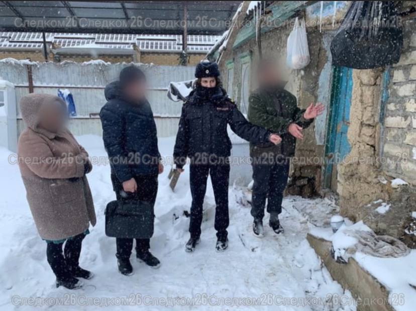 Ставропольчанка зарезала сына во время застолья  В убийстве собственного сына обвиняется жительница Будённовского округа.  Как сообщили в прокуратуре Ставрополья, инцидент произошёл в селе Томузловском в феврале. Во время алкогольного застолья между 56-летней обвиняемой и её 36-летним сыном произошёл конфликт, в ходе которого женщина схватила кухонный нож и ударила им мужчину в живот. От полученных травм потерпевший скончался в больнице.  «В ходе следствия в отношении женщины была избрана мера пресечения в виде заключения под стражу. Свою вину в совершенном преступлении она признала в полном объеме, в содеянном раскаялась», — добавили в СУ СКР по краю.  Дело об убийстве рассмотрит Будённовский горсуд. Женщине грозит до 15 лет лишения свободы.  Фото: СУ СКР по СК    / Все наши каналы