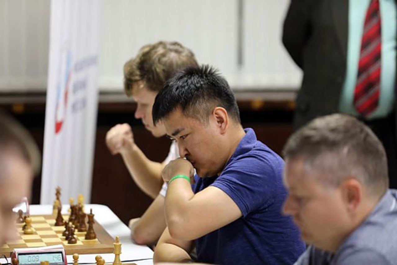 Бурятский гроссмейстер Жамсаран Цыдыпов занял второе место на чемпионате России по блицу В завершившемся в Гранд Отеле Жемчужина в Сочи чемпионате России по шахматам в дисциплине блиц успешно выступил представитель Бурятии Гроссмейстер Жамсаран Цыдыпов с результатом 10 очков разделил второе место в турнирной таблице по итогам 13 туров Спортсмен из Бурятии показал высокий класс игры уступив лишь международному мастеру Ярославу Ремизову из Челябинской области который набрал 10 5 очков В тройку призеров также вошел Александр Тряпишко из Республики Крым разделивший со вторым местом итоговый результат Чемпионат собрал сильнейших шахматистов страны включая таких известных гроссмейстеров как Александр Грищук Москва и Максим Матлаков Санкт Петербург Жамсаран Цыдыпов имеющий международный рейтинг 2610 и национальный рейтинг 2677 подтвердил свой высокий класс войдя в число призеров престижного общероссийского турнира