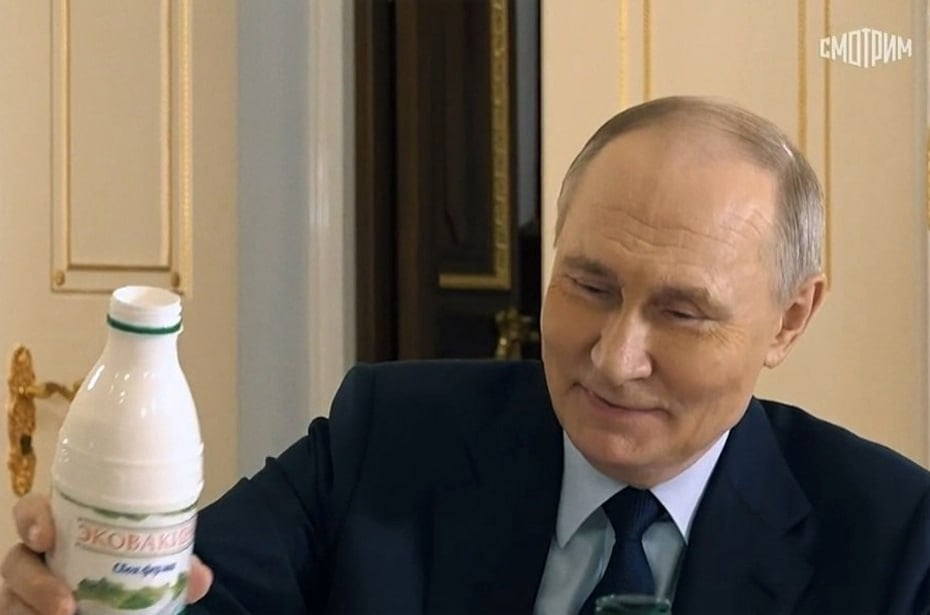 Рязанский завод "Вакинское агро", кефир производства которого пьет Путин, готов к росту спроса и может увеличить выпуск продукции. О том, что президент держит кефир этого предприятия под маркой "Эковакино" в своем холодильнике, стало известно из недавно вышедшего документального фильма на канале "Россия". "Больших крупных заявок на кефир еще пока не поступало. Мы готовы восполнить всю потребность, закрыть кефиром абсолютно. У нас свое производство по молоку, ферма, рядом стоит молзавод", - сообщил РИА Новости исполнительный директор "Вакинское агро" Каряев. При этом он рассказал, что информации о том, какая продукция и в каком количестве закупается для Кремля, у него нет. Но то, что президент употребляет кефир от "Вакинское агро", "приятно".