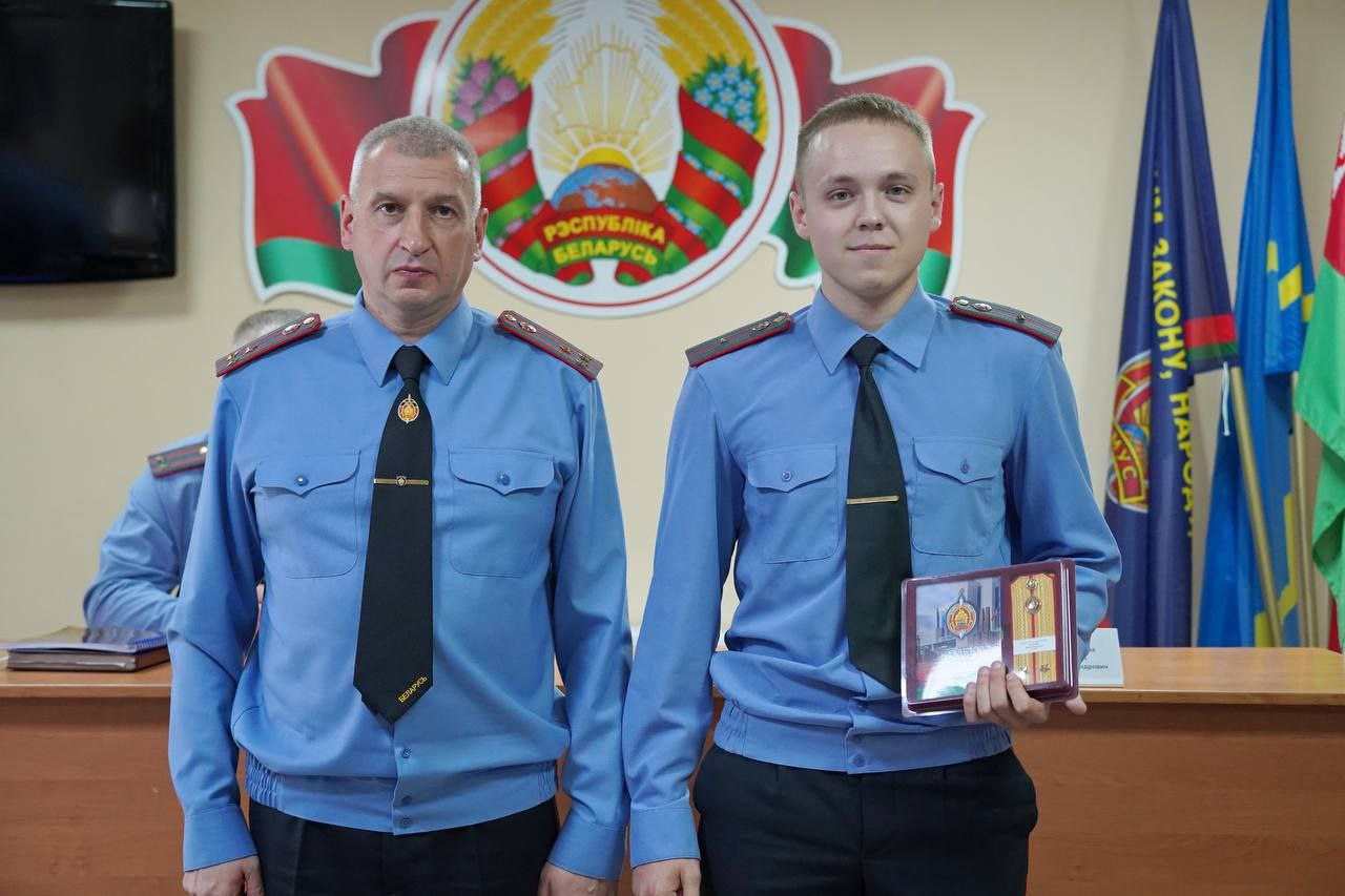 Итоги работы за полугодие подведены в Лиозненском и Дубровенском РОВД Начальник УВД Витебщины полковник милиции Максим Суббота подвел итоги работы за полугодие и определил задачи для Лиозненского и Дубровенского и РОВД Витебской области. В Лиозненском РОВД начальник райотдела подполковник милиции Сергей Дементей в своем докладе сообщил об уменьшении количества зарегистрированных преступлений и снижении уровня рецидивной преступности. Вместе с тем выразил обеспокоенность ростом преступлений, совершаемых в общественных местах, а также преступлений, совершенных иностранными гражданами. Глава областного УВД акцентировал внимание лиозненских правоохранителей на необходимости активизации работы подразделений охраны правопорядка и профилактики. В особенности усиления работы по трудоустройству лиц, не занятых в экономике. А также стабилизации обстановки в сфере дорожной безопасности. В Дубровенском районном исполнительном комитете прошло оперативное совещание по подведению итогов оперативно-служебной деятельности Дубровенского РОВД за первое полугодие 2025 года и постановке задач на предстоящий период. Глава областного милицейского ведомства заслушал доклады руководителей структурных подразделений по основным направлениям деятельности. В ходе обсуждения были проанализированы достигнутые результаты, указаны проблемные вопросы, требующие особого внимания и контроля, а также отмечены успехи в обеспечении правопорядка и безопасности граждан. В рамках подведения итогов полугодия лучшим сотрудникам районных отделов внутренних дел торжественно вручены ведомственные награды. Ряд сотрудников получили погоны в связи с присвоением очередных специальных званий. Полковник милиции Максим Суббота от имени руководства выразил правоохранителям слова искренней благодарности за добросовестную службу и вклад в обеспечение безопасности регионов.