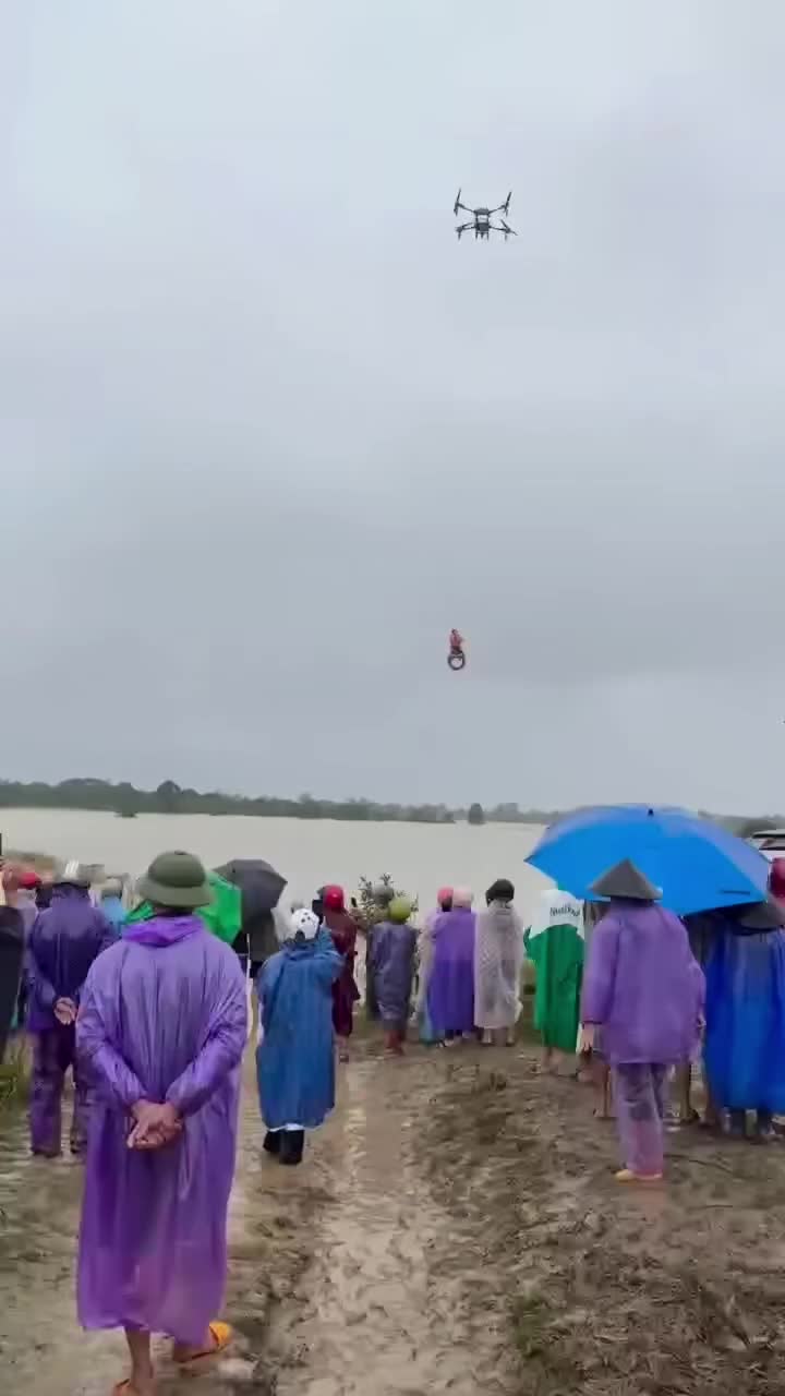 Число жертв наводнений во Вьетнаме достигло 41, пострадали тысячи животных