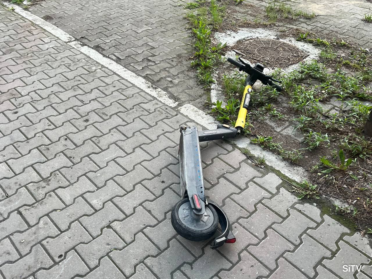По городам страны покатилась волна народной борьбы с самокатами Народ решил с этой проблемой бороться привычными методами ломать корежить разбирать на части и топить в воде Из водоемов Сургута их уже и достают Первым начал эту волну Ижевск потом Питер и пошло поехало А виноваты в этом сами прокатчики Они сделали все чтобы нивелировать вышедший закон о самокатах В итоге получили закон написанный под главных агрегаторов кикшеринга Whoosh Urent и lite и пр коих и привлекли к его написанию что было с гордостью объявлено как крайне прогрессивный подход Все надежды что возлагались на законопроект были спущены в унитаз Прокатчики по нему никакой ответственности не несут вообще А проблемы в городах остались прежними Ограничения по возрасту по скорости и территории дали косметический эффект не более Теперь кикшеринговые сервисы вынуждены сами бороться с вандализмом Они будут по камерам видеонаблюдения устанавливать личности вандалов и передавать их данные правоохранительным органам
