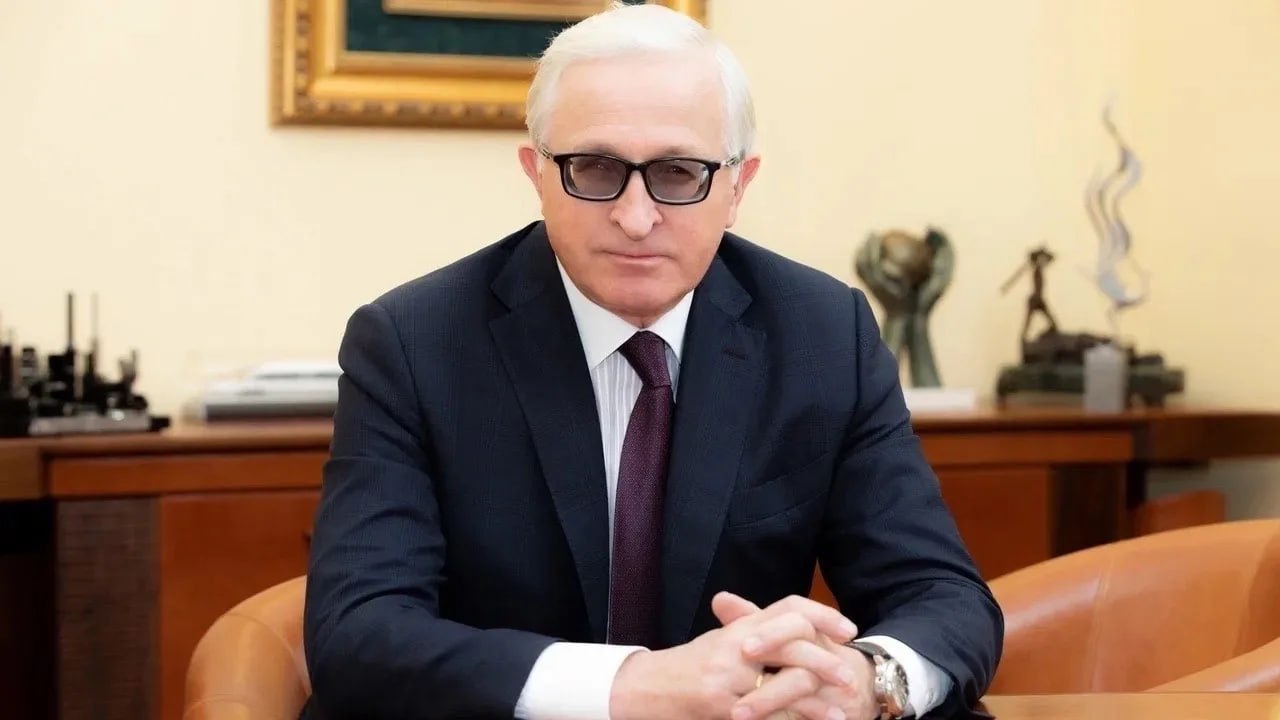 Глава РСПП Шохин: - Снижение ставки до 19% создаст условия для сохранения темпов экономического роста на приемлемом уровне, минимизирует риски нарастания неплатежей и даже банкротств - Почти 20% компаний сообщили в мае об отставании инвестпроектов от графиков, 14 % компаний были вынуждены сократить бюджет - Четверть опрошенных РСПП компаний заявила, что финансовое положение их компаний ухудшилось - Статистика уже фиксирует снижение темпов инфляции Читать далее