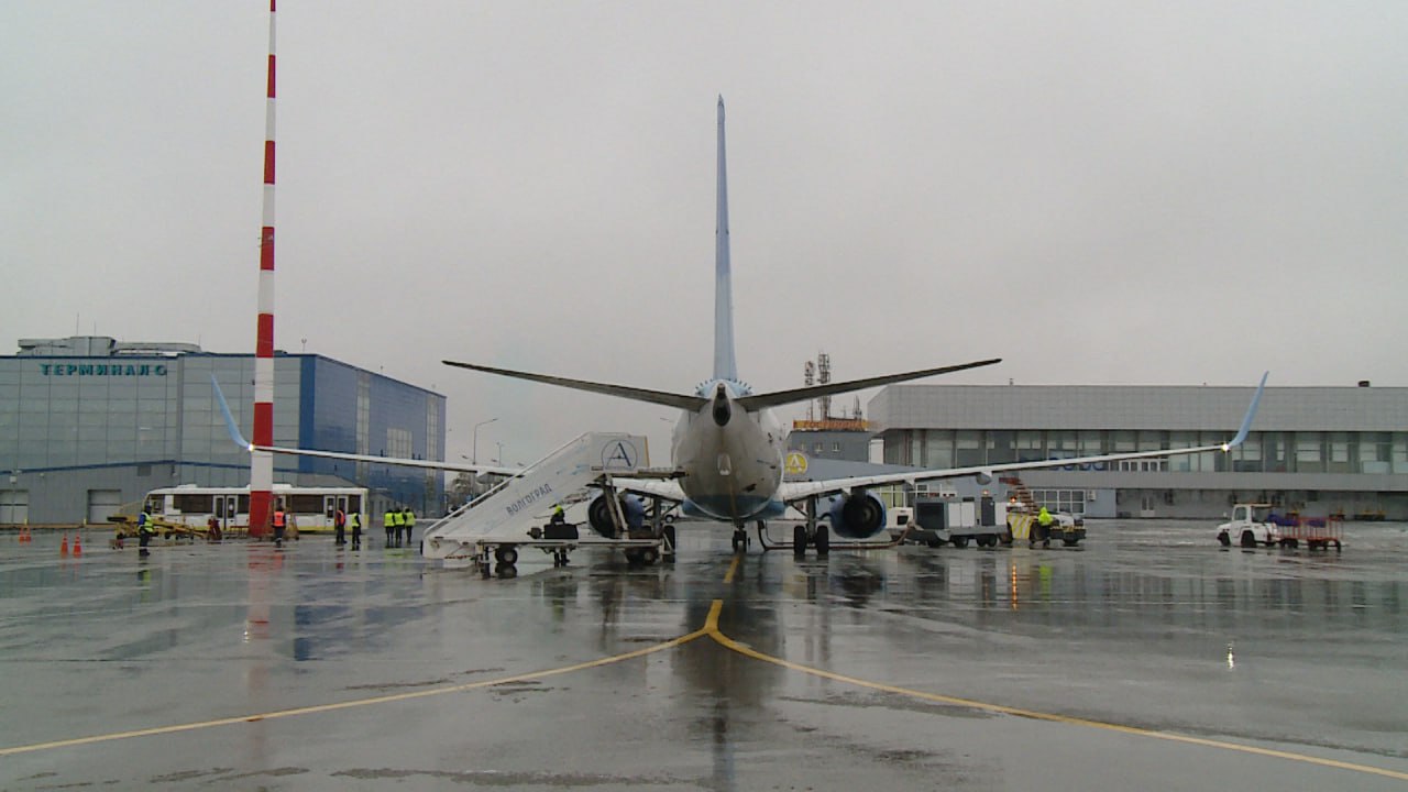 В Волгограде с мужчины взыскали более 109 тысяч рублей за дебош на борту самолета Инцидент произошел 10 октября 2023 года во время рейса Волгоград Москва компании Аэрофлот Когда посадка завершилась и самолет начал движение по взлетно посадочной полосе мужчина устроил дебош и воздушное судно вернули в аэропорт Он встал в проход и начал размахивать руками выражался нецензурно оскорбляя пассажиров чем спровоцировал драку Нарушитель порядка был снят с борта Суд удовлетворил требования авиакомпании о возмещении убытков однако решение может быть обжаловано Подписаться Перейти на сайт MAX