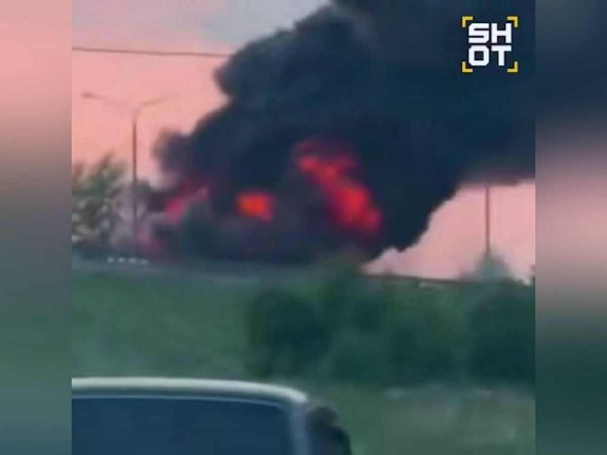 К возгоранию машин на трассе М-4 "Дон" в сторону Воронежской области могло привести массовое столкновение Пожар возник на 399 километре платной дороги в Елецком районе после того, как столкнулись два грузовых автомобиля и несколько легковых машин. Сейчас огнем охвачено семь транспортных средств. В результате происшествия как минимум один человек получил травмы. ↗ Прислать новость Подписаться