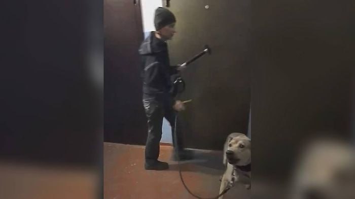 В Омске женщина с молотком держит в страхе подъезд многоэтажки Жительница Омска обратилась с жалобой в соцсетях сообщив о постоянных угрозах и нападениях со стороны соседки Автор поста пишет что женщина неоднократно угрожала окружающим натравливая на них свою собаку и прогуливалась по подъезду с молотком и отверткой в руках Недавно конфликт получил продолжение агрессивная соседка выцарапала на одной из дверей крест после чего пыталась напасть на жильцов используя инструмент Ходит по подъезду уже с отверткой и молотком Мы с соседями уже на грани Дома услышали скрежет по двери открыли дверь а там она крест нацарапала а когда стали ей говорить Ты что делаешь она начала творить дальше И вот результат Пыталась пырнуть отверткой но увидела свидетелей и убежала говорится в сообщении По мнению соседей женщина регулярно натравливает своего питомца на прохожих однако собака вопреки действиям хозяйки часто отказывается подчиняться командам Подробнее в материале