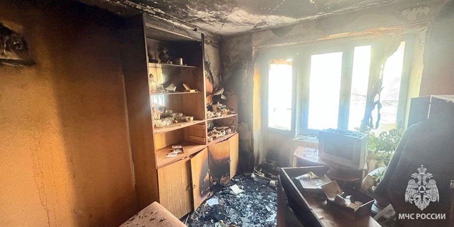 В Балакове неосторожное курение привело к эвакуации 5 человек из дома Сегодня 6 января в Балакове Саратовской области из за пожара в пятиэтажном доме эвакуировали людей из нескольких квартир Об этом сообщает пресс служба регионального ГУ МЧС Сообщение о пожаре поступило в дежурную часть в 4 00 возгорание зафиксировали в пятиэтажном доме на улице Факел Социализма В квартире на третьем этаже загорелись вещи Пламя распространилось на площади 6 квадратных метров Из задымленной квартиры пожарные спасли мужчину Он не пострадал и от госпитализации отказался Кроме того эвакуация потребовалась жильцам соседних квартир из которых вывели 4 граждан Они тоже не пострадали С огнем справились три пожарных расчета Причиной пожара называют неосторожное обращение с огнем при курении