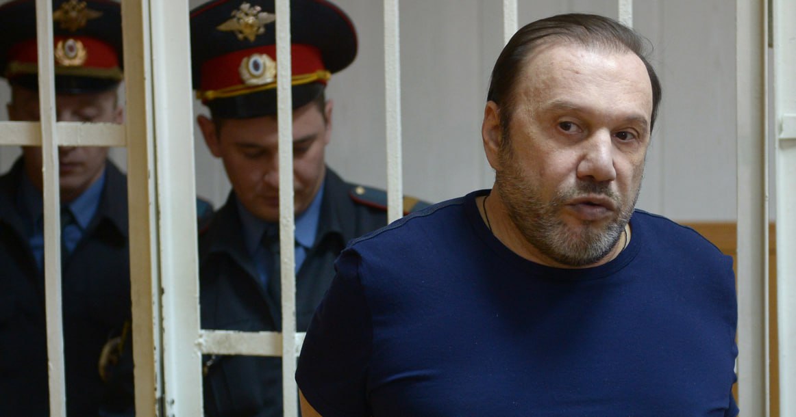 Конец громкого дела Батурина Шурин Лужкова вышел на свободу Шурин бывшего мэра Москвы Юрия Лужкова Виктор Батурин освободился досрочно о чем стало известно сегодня Новость подтвердил адвокат Игорь Шабанов уточнив однако что его подзащитный вышел из колонии на днях В 2023 году Виктора Батурина в рамках нового уголовного дела приговорили к шести годам колонии общего режима речь шла о попытке мошенничества и фальсификации доказательств Получается что Батурин провел за решеткой меньше половины срока Последнее уголовное дело Батурина стало эпизодом захватывающего конфликта который тянется еще с 1990 х годов с момента создания строительной компании Интеко Фирму основали брат и сестра Батурины сестра Елена Батурина вдова Юрия Лужкова и со временем она превратилась в одного из крупнейших девелоперов лужковской Москвы Контроль над бизнесом постепенно сосредоточился у Елены Батуриной а Виктор по его же собственной версии оказался отстранен от управления и лишен своей доли После отставки Юрия Лужкова в 2010 году семейный конфликт вошел в открытую фазу Батурин начал оспаривать структуру владения Интеко в судах настаивая что ему все таки принадлежит часть акций компании В 2021 году он обратился в Арбитражный суд с требованием вернуть 25 Интеко представив договор с сестрой Следствие тогда сочло документ подложным и оценило спорную долю в 552 млн рублей В июле того же года предпринимателя задержали Вину Батурин не признал утверждая что речь идет о корпоративном споре а не о преступлении Но суд с этой позицией не согласился в 2023 году шурина Лужкова приговорили к шести годам колонии и штрафу в полмиллиона рублей Кстати перед оглашением приговора Батурин публично заявлял что не намерен ходатайствовать об условно досрочном освобождении поскольку свобода условно досрочной быть не может Фото Григорий Сысоев РИА Новости