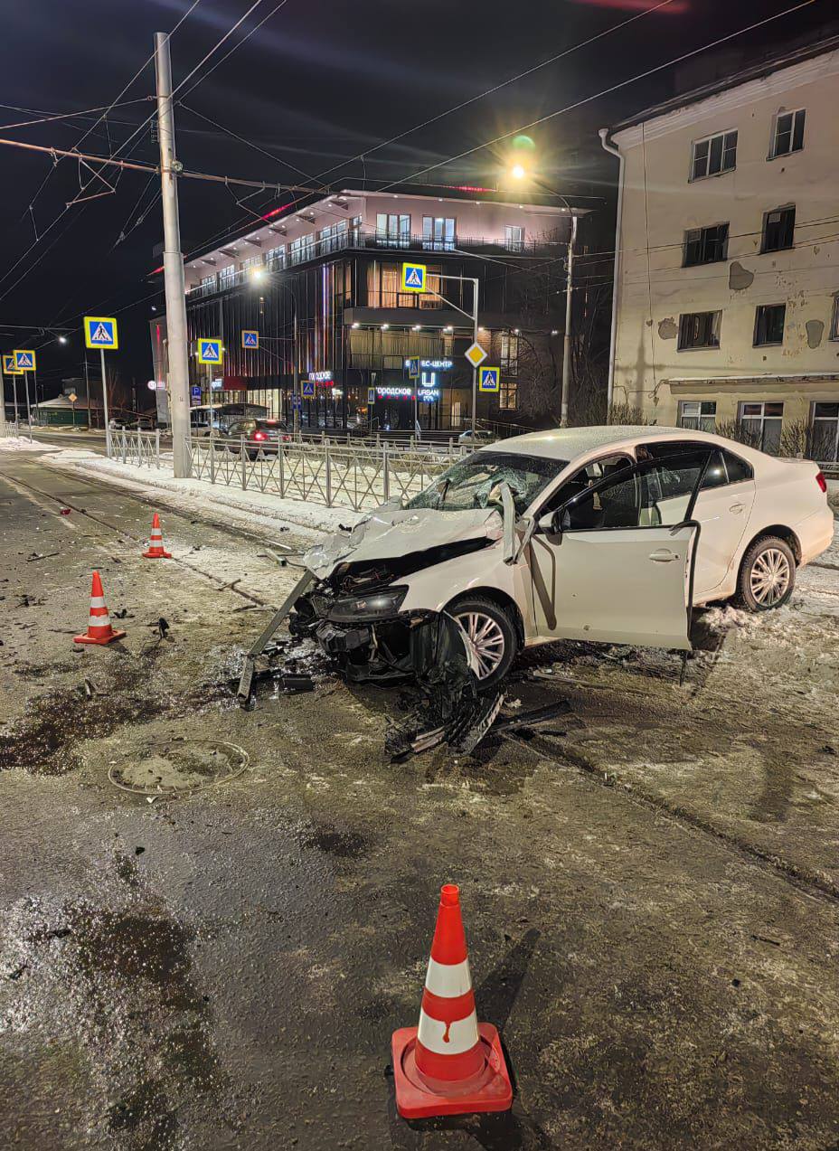 Сегодня в 21:50 часов в Госавтоинспекцию поступило сообщение о ДТП в Центральном округе.  Прибывшими на место происшествия сотрудниками полиции предварительно установлено, что 26-летний водитель «Фольксваген Джета» в районе дома № 85 на улице Орджоникидзе не справился с управлением автомобиля и допустил наезд на препятствие - металлическое ограждение.  В результате ДТП девушка 1998 г.р. - пассажир иномарки, скончалась на месте происшествия до приезда скорой медицинской помощи.  Окончательно причины и обстоятельства произошедшего будут установлены в ходе дальнейшей проверки.