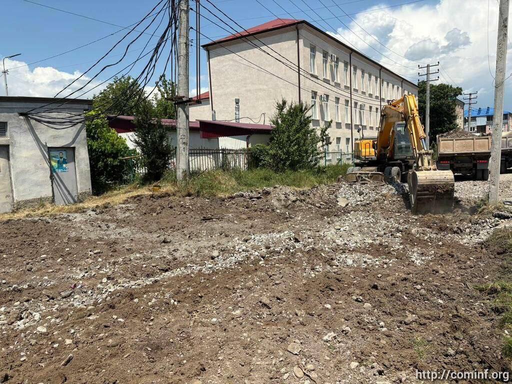 На улице Дзугаева в Цхинвале приступили к работам по устройству газораспределительных сетей Об этом агентству «Рес» сообщила пресс-секретарь Минстроя Южной Осетии Юнона Хугаева. На остальных семи улицах специалисты «Водоканала» проводят замену инженерных сетей, системы водоотведения и водоснабжения. Работы на участках ведутся согласно графику, проблем со стройматериалами нет. Из 9 столичных улиц завершилась реконструкция переулка Буша. Работы по благоустройству улиц ведутся в рамках реализации Инвестпрограммы. ИА РЕС