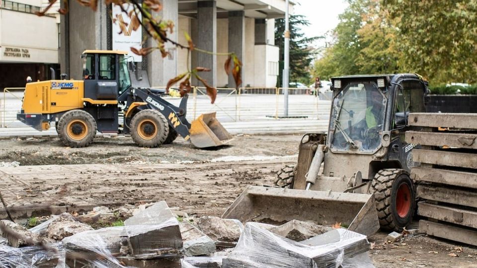 В Симферополе благоустроят сквер Победы В Симферополе начались работы по благоустройству сквера Победы работы планируют завершить до 1 мая 2026 года Об этом сообщили в пресс службе городской администрации Подрядчик выполнил уже целый ряд подготовительных работ Так в сквере практически полностью демонтировали старую плитку и декоративное ограждение Кроме того стартовал монтаж инженерных сетей В рамках благоустройства в сквере полностью заменят плитку а также реконструируют систему наружного освещения Кроме того на объекте установят современную систему видеонаблюдения В администрации добавили что капремонт ведется и в сквере Республики Здесь появится новый детский игровой комплекс будет заменено плиточное покрытие и установлены соврем Подробнее